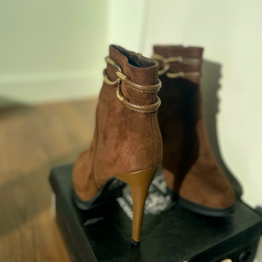 Brown suede Cape Robbin boots US:8